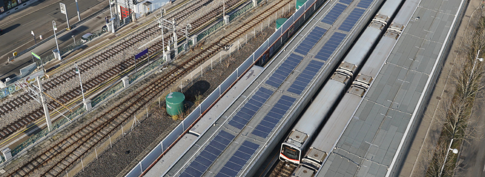 Solarmodule liefern Strom für U-Bahnstation